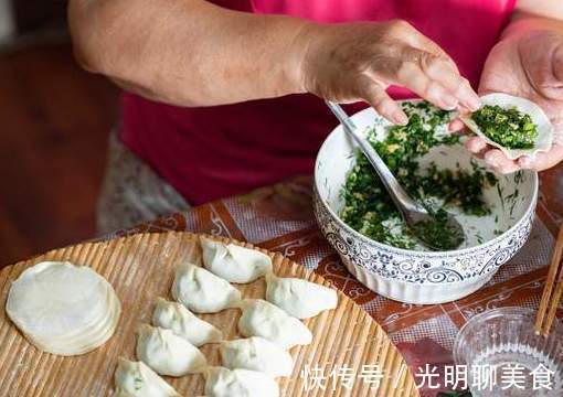 虾皮|做韭菜馅饺子，切完别直接拌馅，忘了关键一步，难怪韭菜总出水