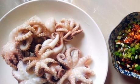 白灼八爪鱼为啥咬不动?海边渔民指出做错的步骤,原来这做法才对