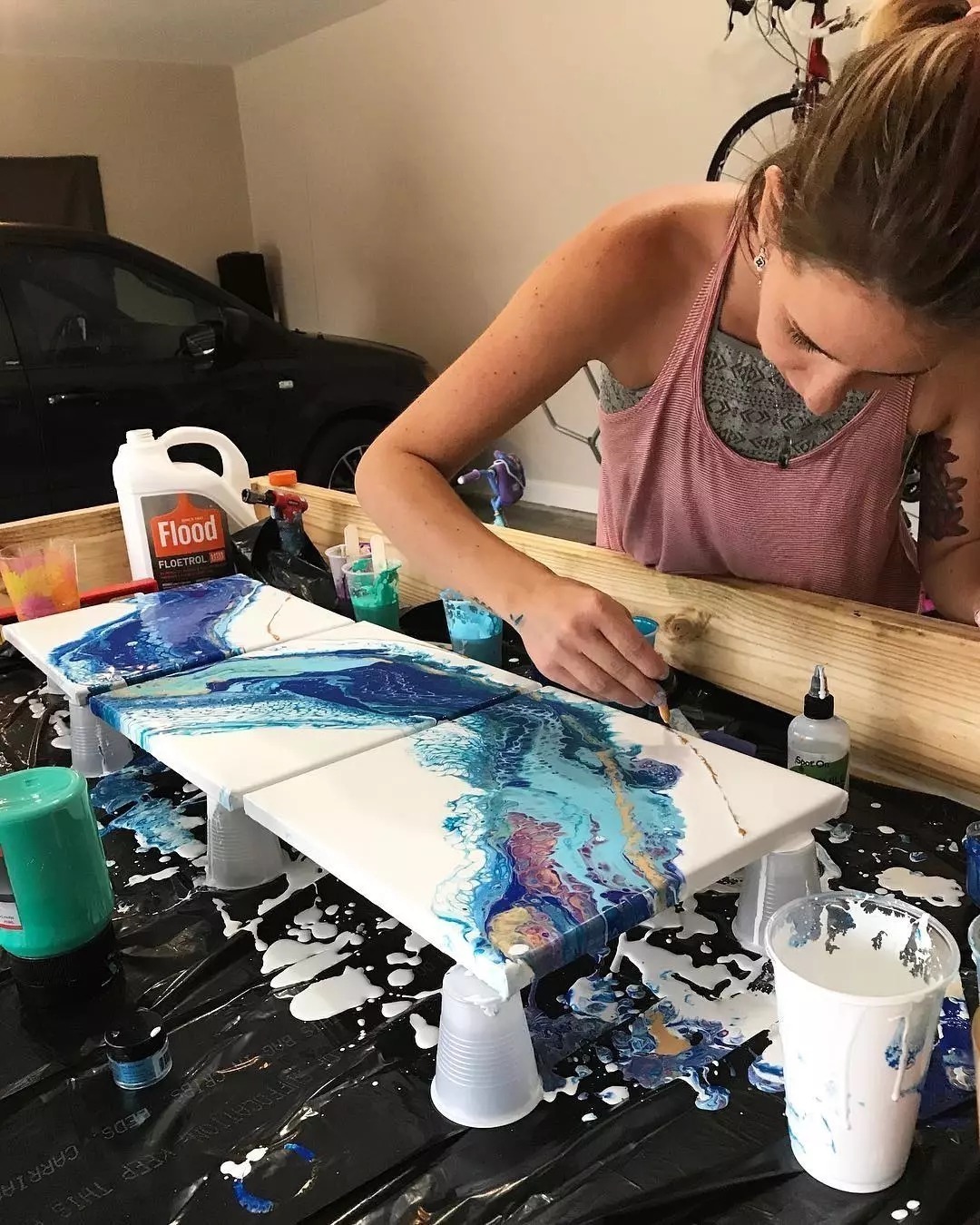 流動性$從沒學過美術的她,用簡單粗暴技法畫畫,讓她成為了百萬富豪