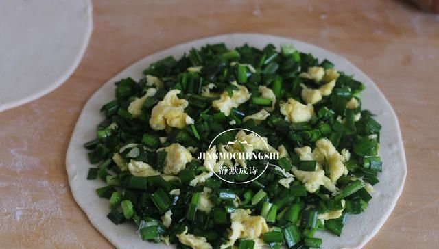  这才是韭菜盒子的传统做法，皮薄馅儿大，好吃易做，难度为零