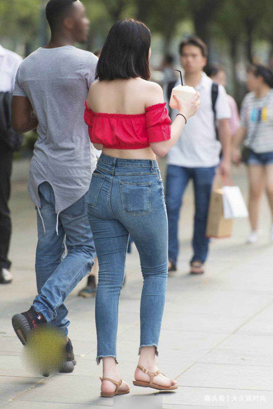 穿搭 红色一字领上衣搭配牛仔裤,时尚减龄,潮流范儿满满