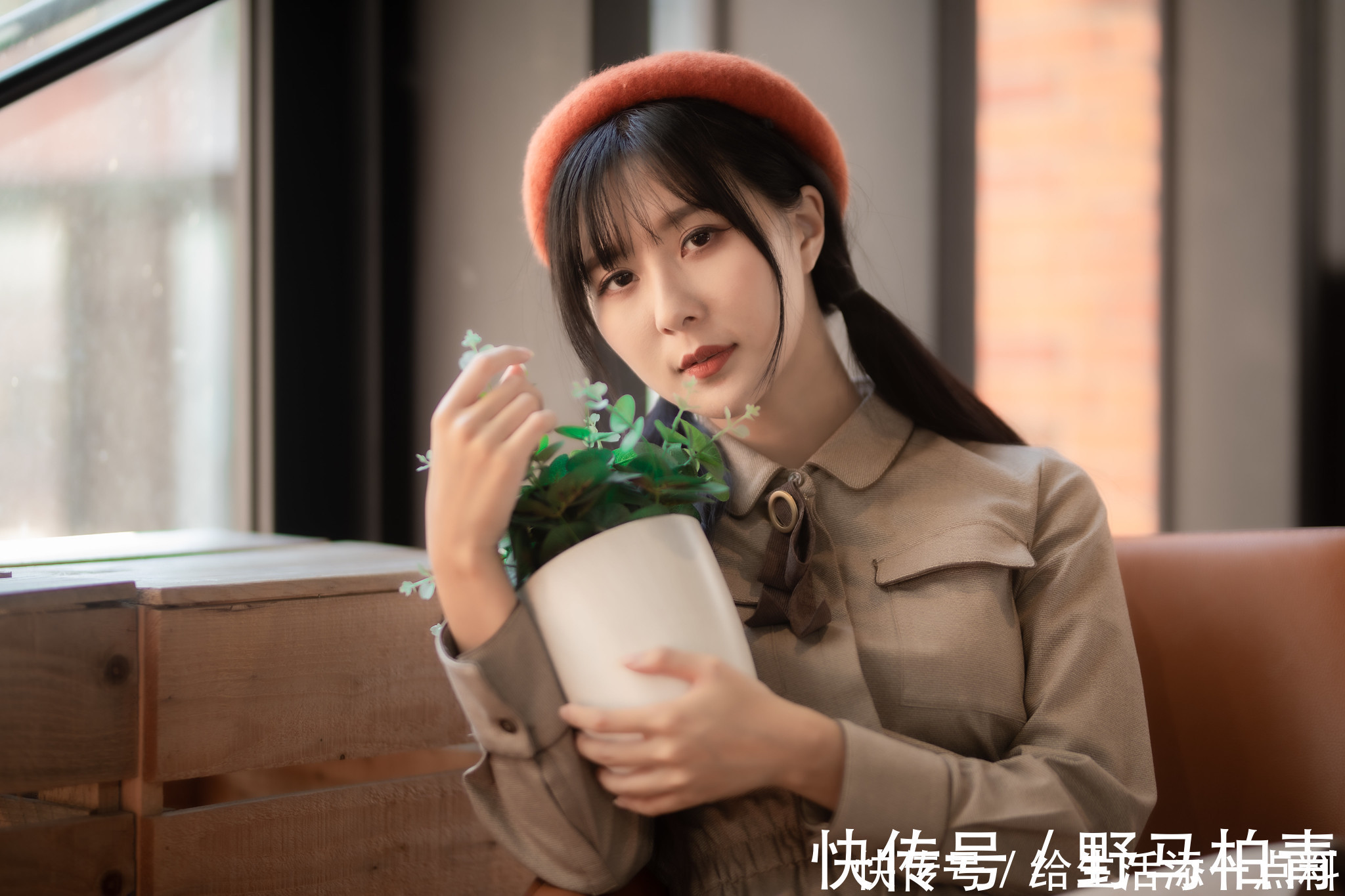 小帽|靓丽美女陈郁晴时尚风衣写真,搭配一款圆顶小帽还有那么一点俏皮