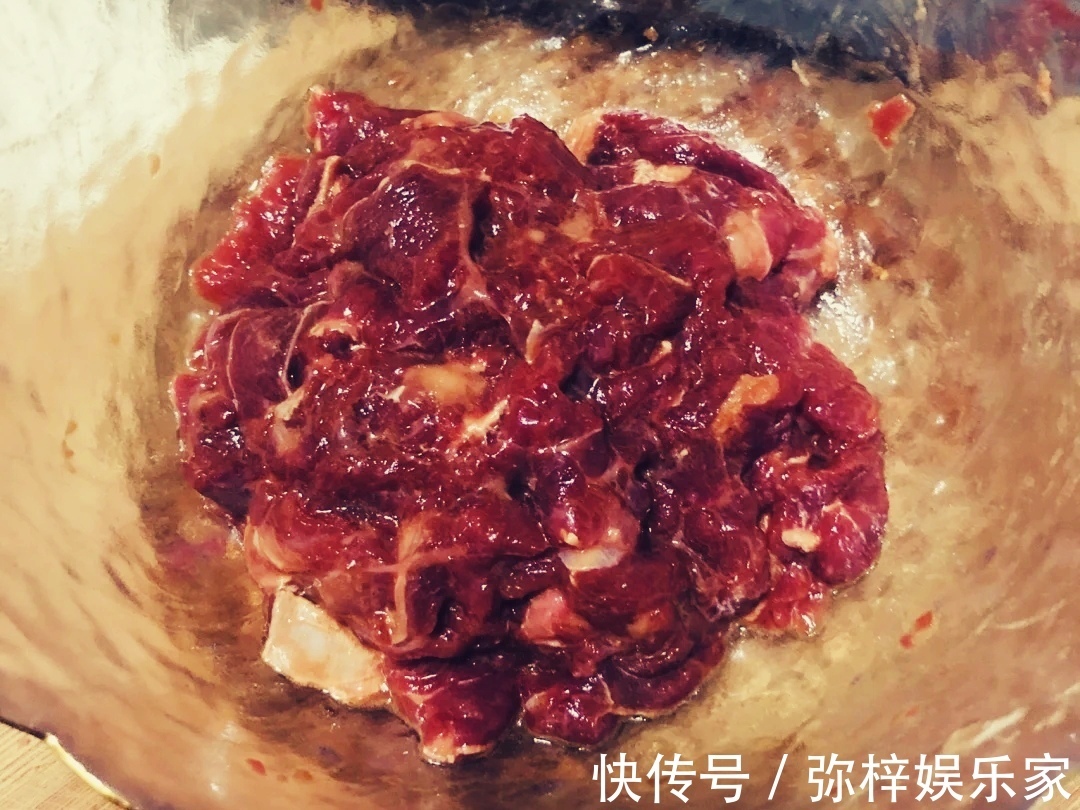 翻炒均匀|美食家常菜推荐杏鲍菇炒肉，生葱炒鸡蛋，小炒黄牛肉，美味下饭