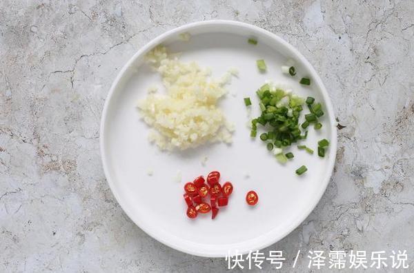 娃娃菜的高级吃法，蒜蓉粉丝不能少，几块钱做出硬菜既视感