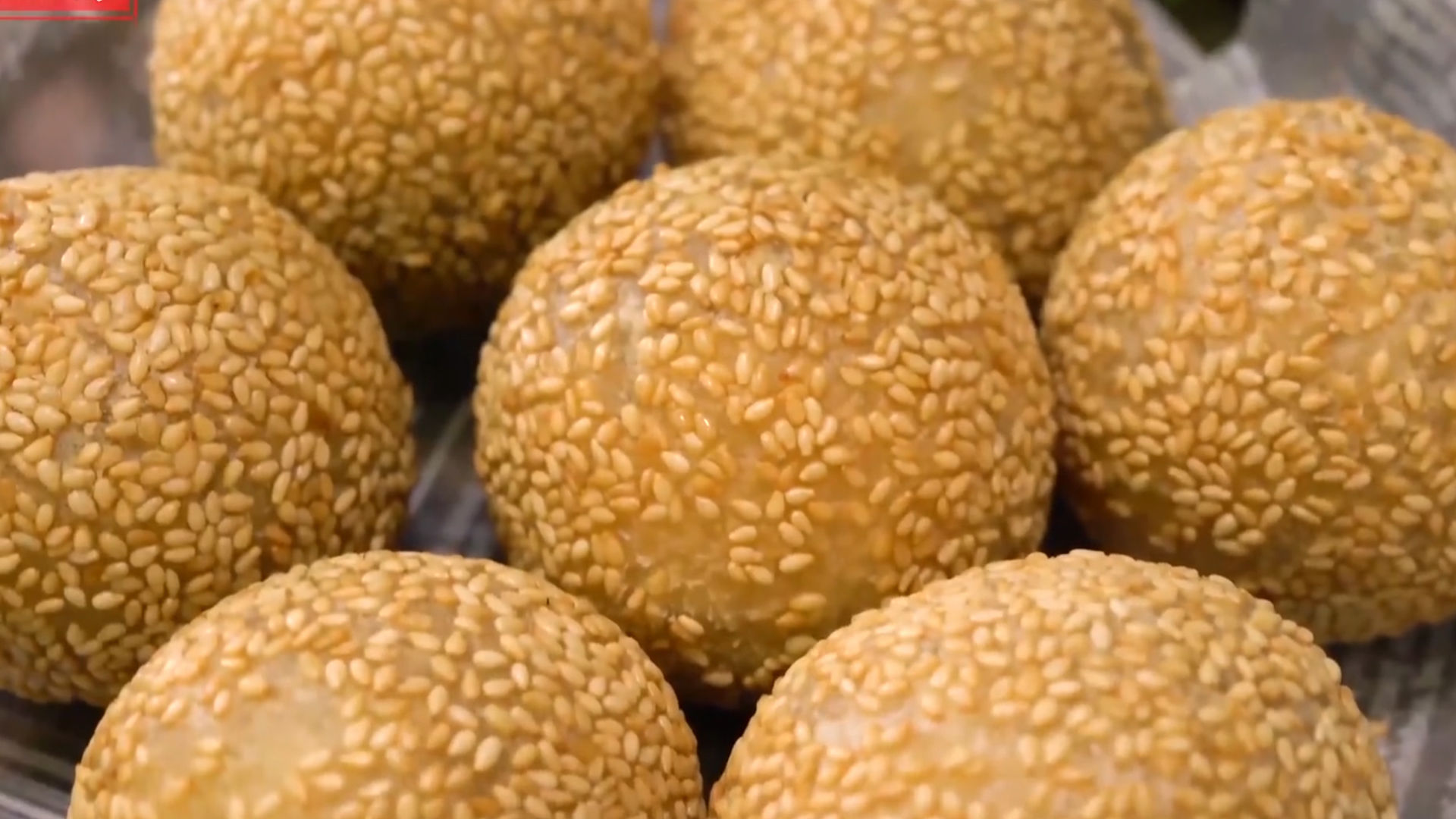 偷偷告诉你炸麻团的技巧,个个空心又香又脆,出锅全家抢着吃