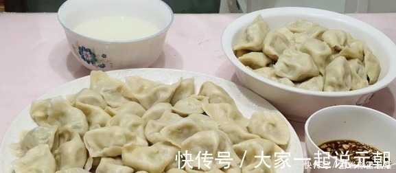 煮饺子,最忌开水下锅,大厨多加这一步,饺子鲜嫩多汁不破皮