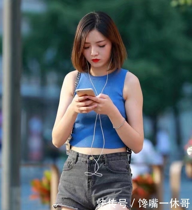 紧身|街拍:热裤+紧身上衣的时尚美女们,尽显优雅气质