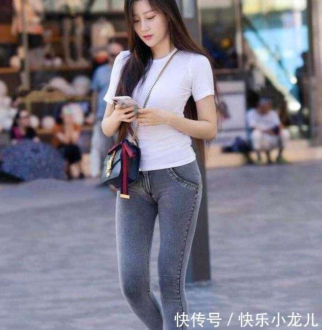 身材 牛仔打底裤搭配白色上衣,显瘦好看,显得身材比例不协调