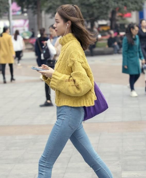 气质感 黑色大衣搭配打底裤，休闲又不失气质感，衬托出女性的优美