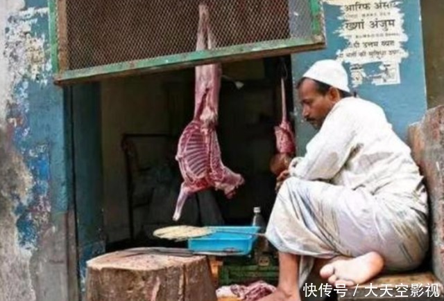 印度人是如何卖肉的?来看看他的肉摊,网友:你想吃吗?