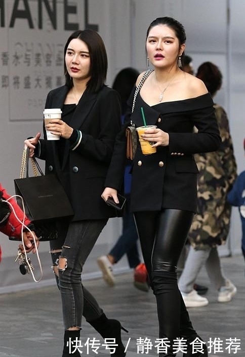 街拍:两位美女身材圆润,穿搭性感,紧身皮裤非常显身材