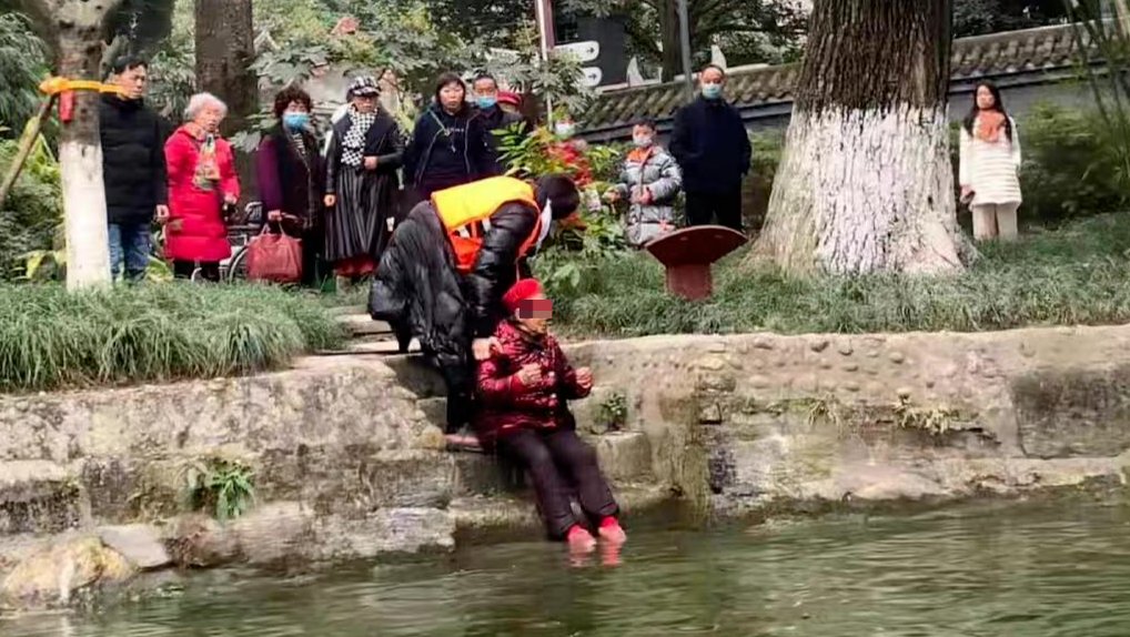 杜玉全|婆婆落入公园湖中 返乡大学生跳水救人：“只是一件小事，应该做的”