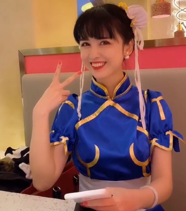 小卷发|成都61岁大姐因“娃娃脸”走红,抬头一个微笑,仿佛看见20岁少女