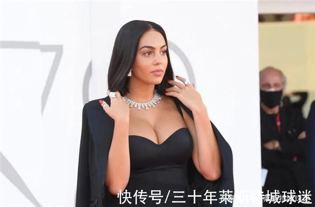 身材|科比遗孀,C罗女友,两人身材比例越发夸张,朝着卡戴珊方向转型