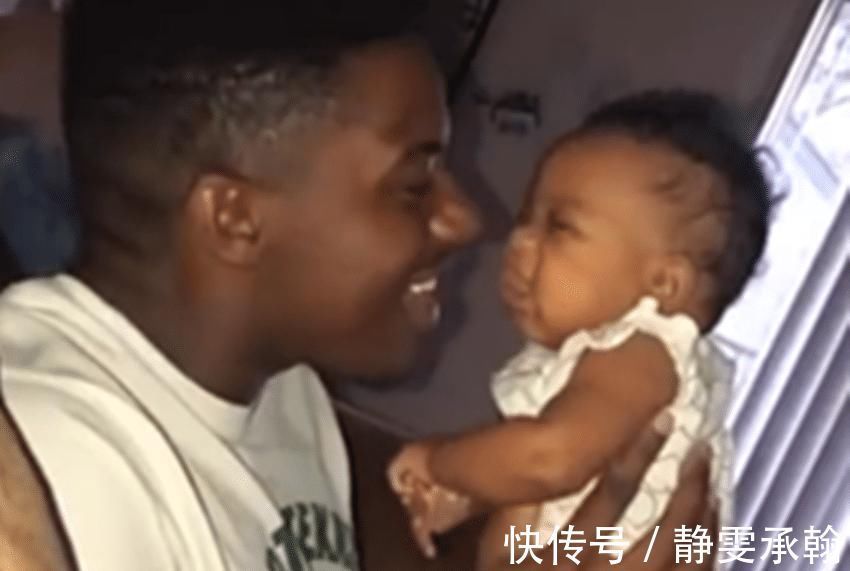 抓狂|亲爸为逗娃,抱着娃不停摇晃,接下来宝宝的一个举动令爸爸抓狂了