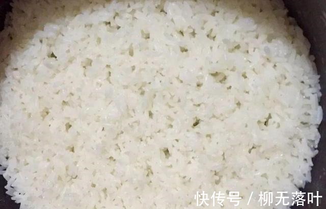 蒸米饭,这2种调料缺一不可,很多人不知道,难怪米饭不香不筋道!