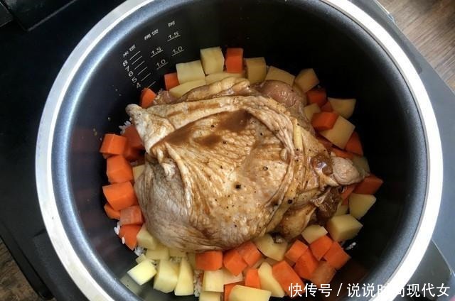 电饭锅|孩子放学直喊饿,做个好吃的电饭锅焖饭,简单省事又好吃
