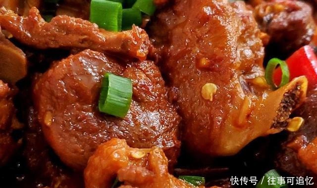  用啤酒炖鸭肉，鸭肉软嫩鲜香，不柴也不腥，下酒又下饭，全家都爱