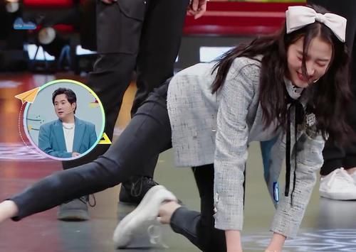 表情|關曉彤穿緊腿褲趴地上玩游戲,誰注意身后男嘉賓的表情?眼都看直了