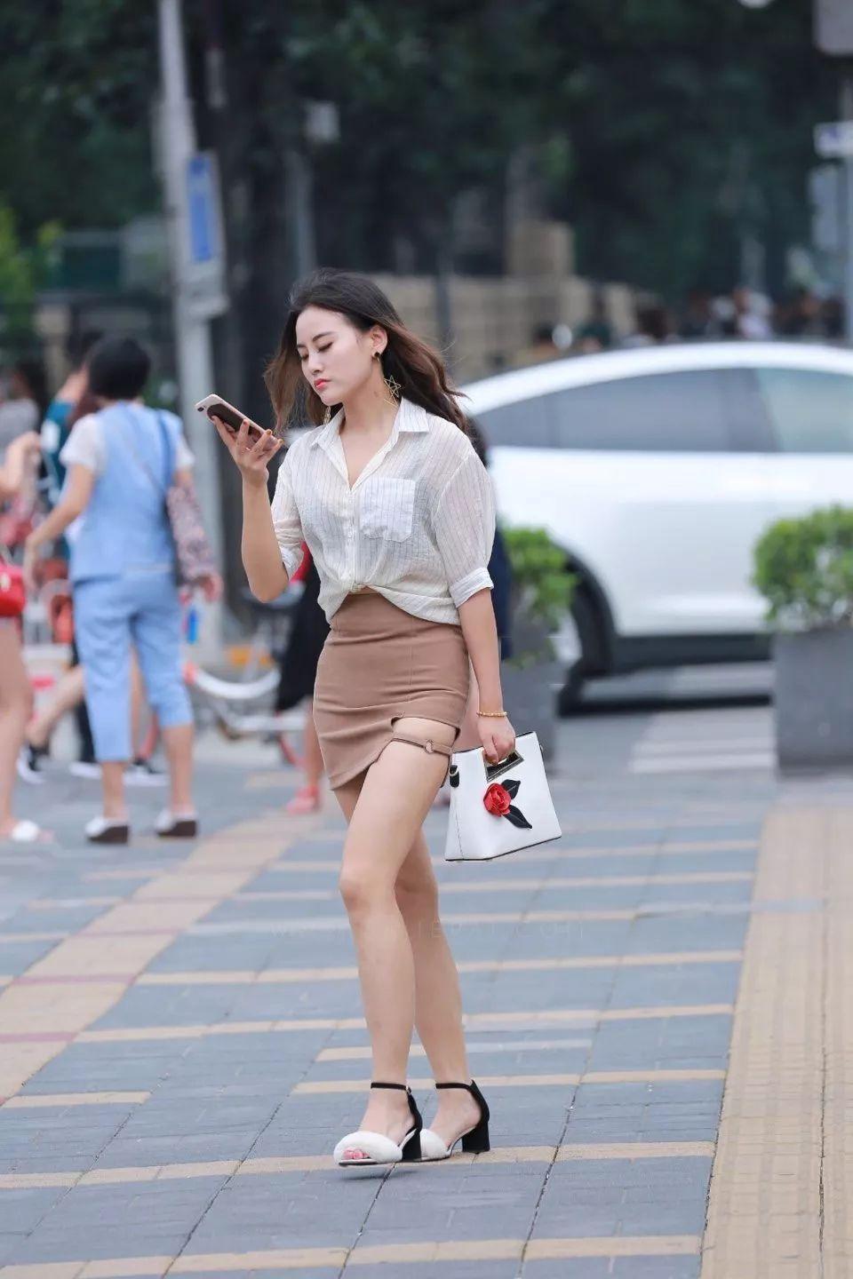 外套|小姐姐连衣裙搭配上一件长款外套,尽显女神的风采,实在是迷人