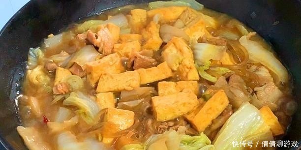今天做道白菜粉条炖豆腐,汤汁浓郁,豆腐吸满汤汁,超级下饭