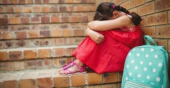 安全距离|6岁女孩非要和爸爸睡,一句话让妈妈哑口无言,性别教育刻不容缓