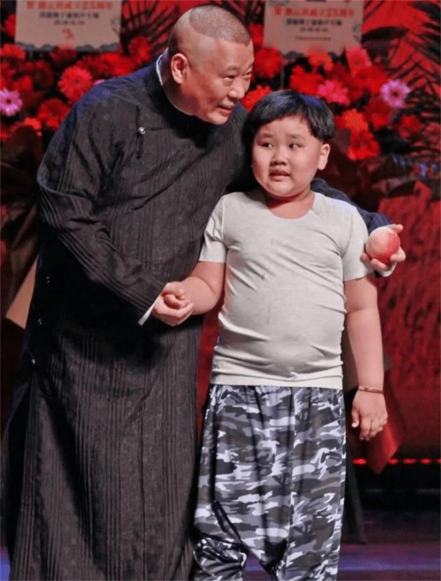 郭德纲老婆暴肥露面,无法独自走路,全家福郭麒麟疑似被排除在外 - 360