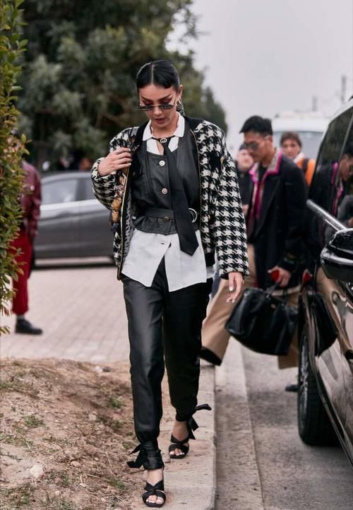 如何把白衬衫穿出时髦感？叠穿高领衫保暖干练又有型，配马甲很酷