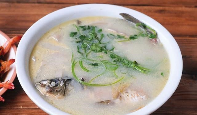 周末，给家人做一桌大餐，儿子乐坏了，老公却气鼓鼓，郁闷