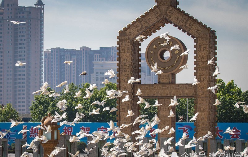 代景德镇|400年前的古人用千年不朽的青花瓷器制作墓志铭,居然还帮了自己的忙