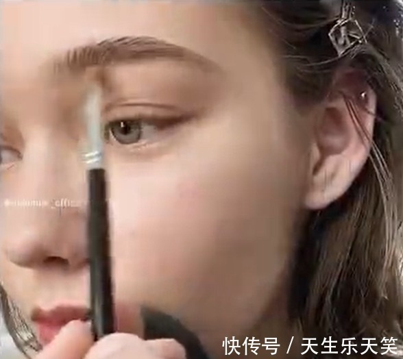 彩妆师 眉毛总是画不对称彩妆师秘籍五分钟拯救你的妆容!