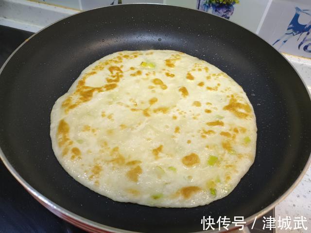 做烙饼,开水烫面还是凉水和面?都不对,教你正确做法,柔软好吃