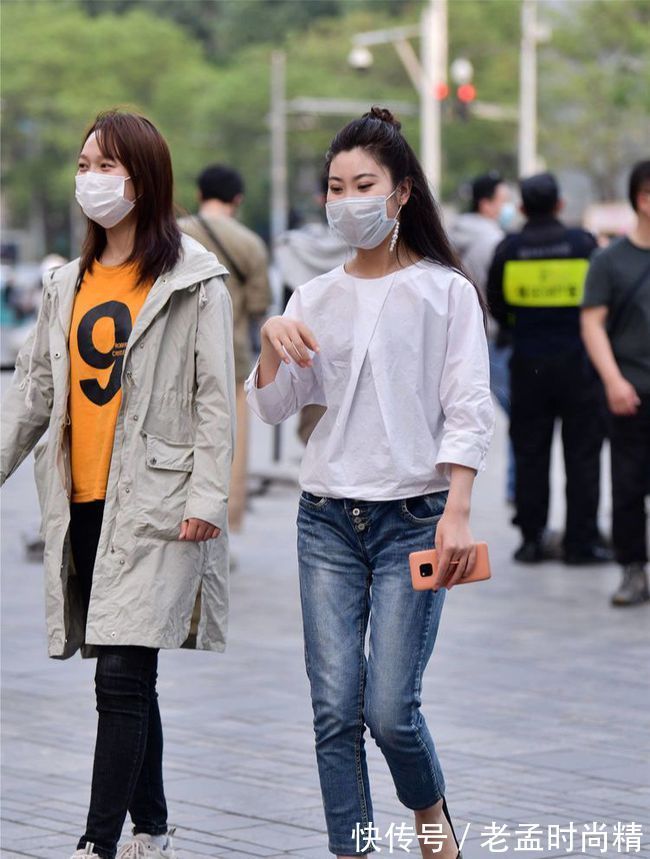 牛仔裤 小姐姐们的身材都真好,长发飘飘搭配紧身牛仔裤,性感十足