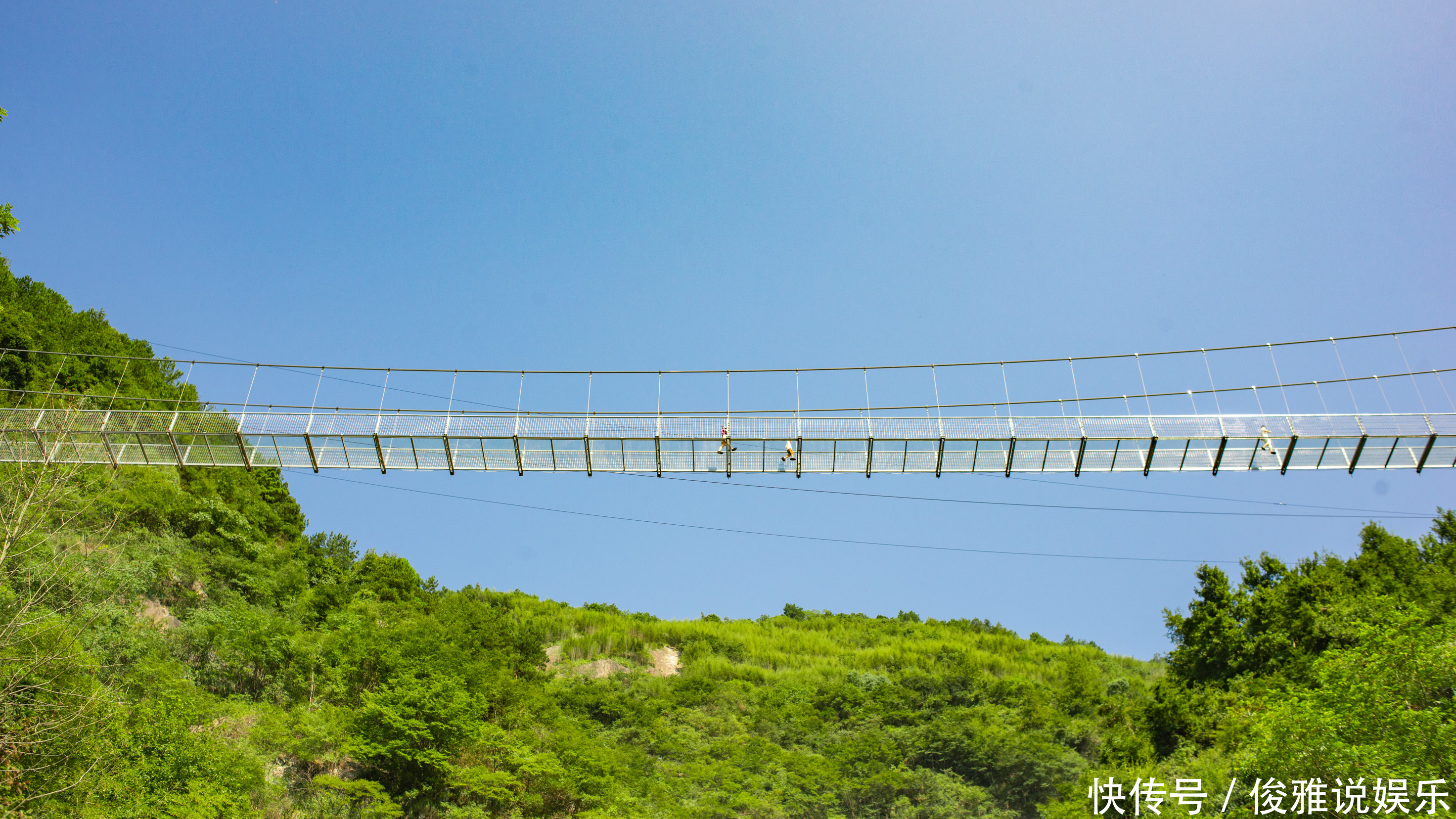 安徽这座高空玻璃桥知名度不高，但国内能近距离观赏瀑布的只有它