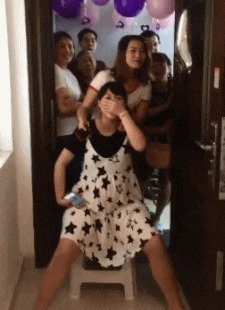 |搞笑GIF:这个伪装的太差了,我一看就知道是假的