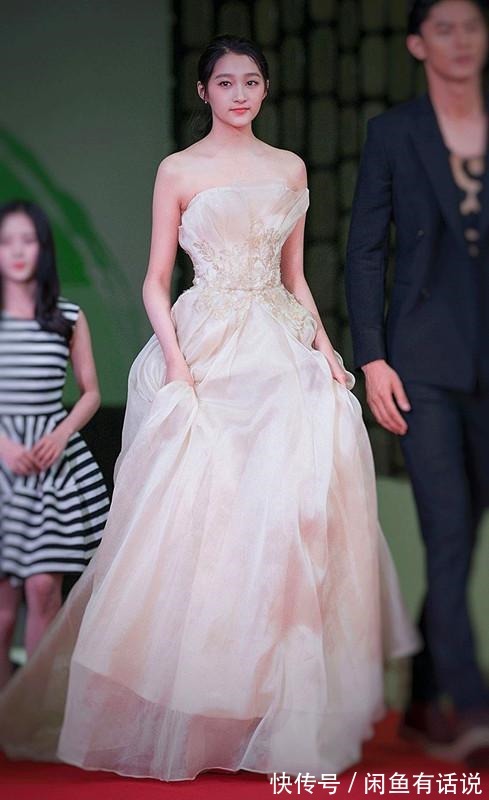 蕾丝|新晋“金牌剑客”孙一文，穿一身龙纹长裙优雅大气，好身材太吸睛