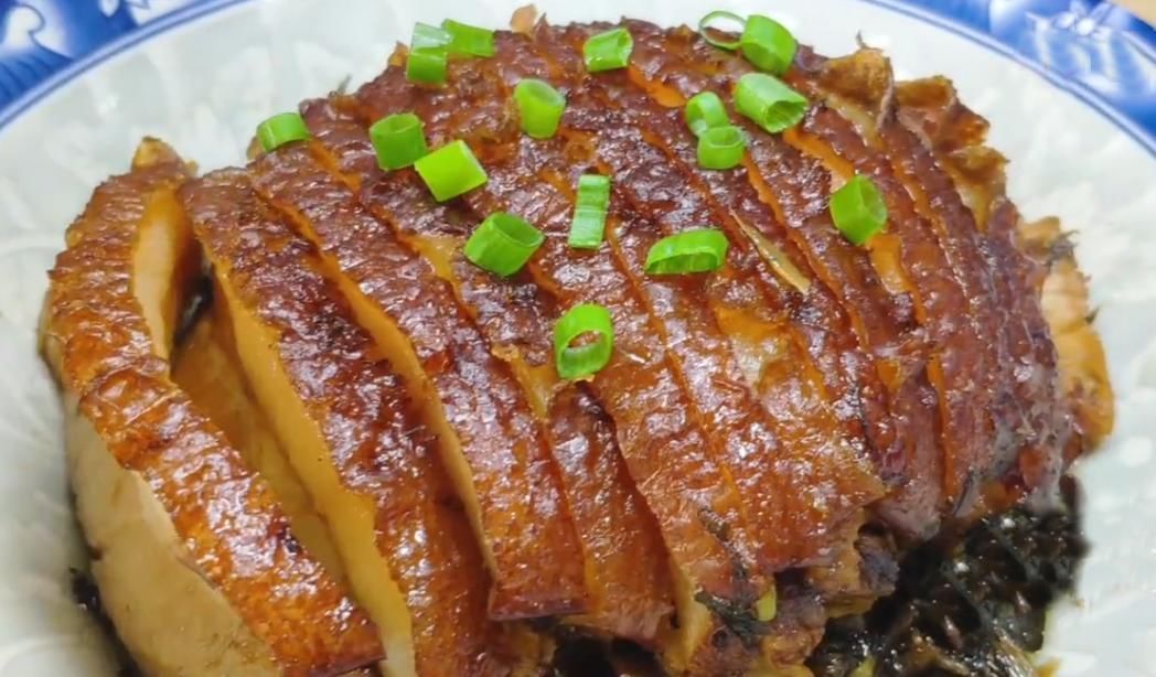 家里来客人了,来到硬菜“梅菜扣肉”,做法简单,香酥软烂