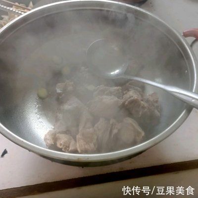 贫血排骨|家常美味莲藕排骨汤，锁住家人的胃