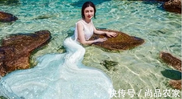 短发|短发美女在海边拍婚纱照,看到精修图后,她生气的哭了