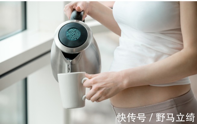 一日三餐|长期喝电热水壸烧的水,对身体危害有多大看完你就知道了