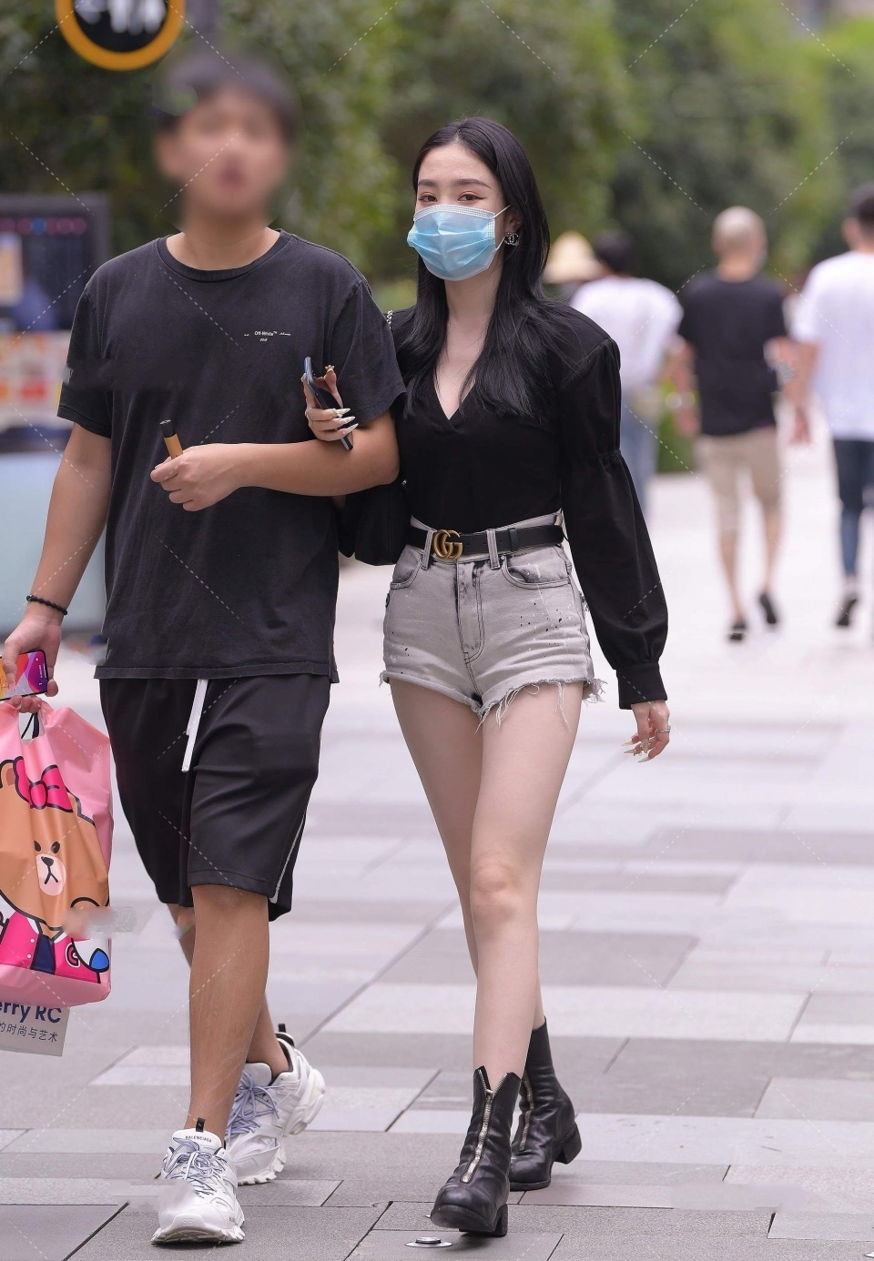 老家|美女街拍:穿着很华丽的北方女孩,单纯和减龄的结合,很想把她带回老家看看