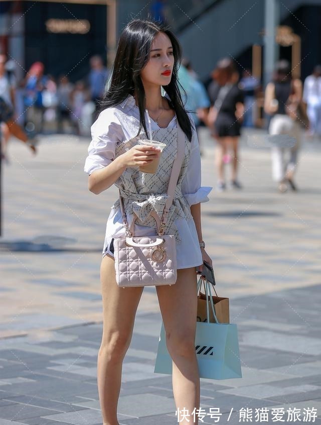 小白鞋 粉色压纹包,搭配性感休闲三件套,俏皮又少女的日常穿搭!