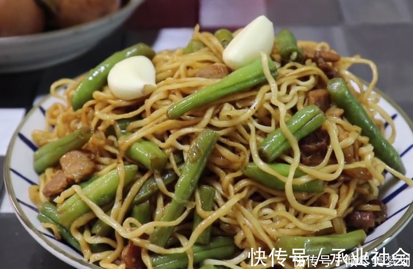 卤面怎么蒸才好吃，原来做法诀窍这么简单，一次蒸一大锅都不够吃