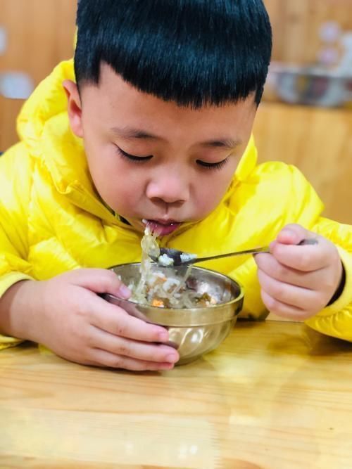 幼儿园老师群里误发午餐照秒撤回，被眼尖家长发现：给个解释