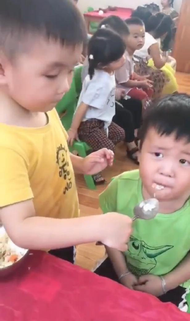 开学|幼儿园开学舅舅和外甥同班,看到舅舅的待遇,网友:你舅就是你舅