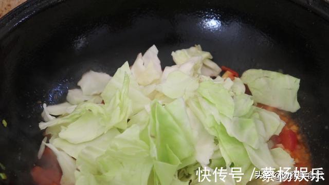 小葱|一个包菜加2个番茄,简单一做,原来这么好吃,营养又美味,真香