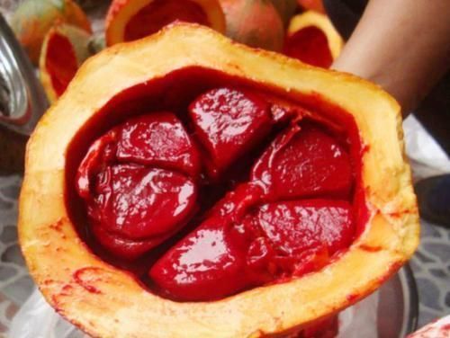 帅哥送女友一个200元柚子,刚想说“分手”,切开后立马闭嘴了