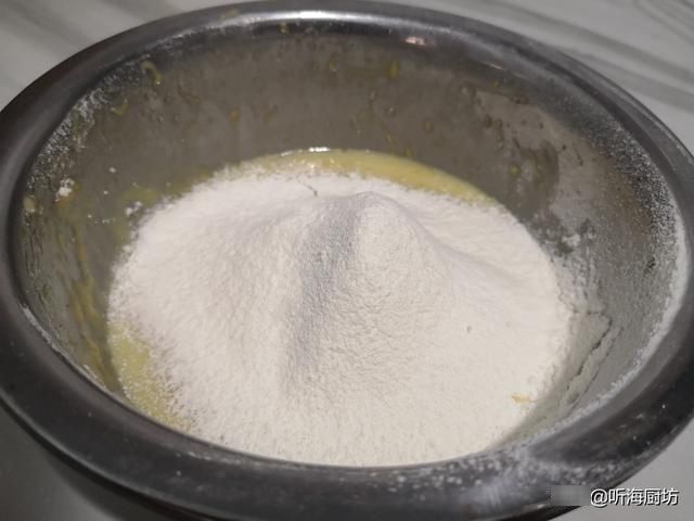 家有烤箱的一定要试试，不用打发，简单搅拌就能做的蛋糕，太香了