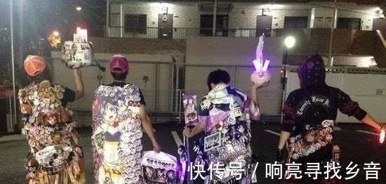 宅男|把“二次元老婆”当衣服穿，“宅男战袍”出行太闪，蹭掉一个咋办