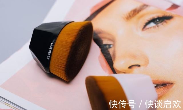 粉底刷|为什么明星化妆从来不卡粉、浮粉?化妆师:上妆工具没选对